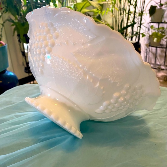 MILK GLASS GRAPES FRUIT BOWL - Picture 3 of 6